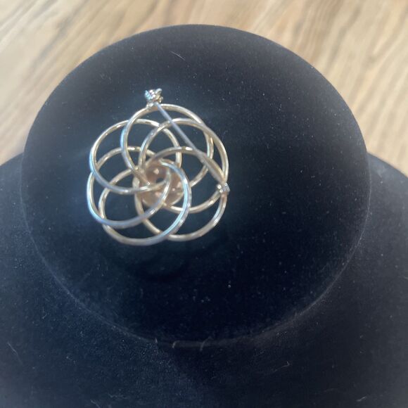 Vintage Cameo Brooch Pin Gold Tone Antique With Loop Retro Fashion (Used Wear) - Picture 3 of 4